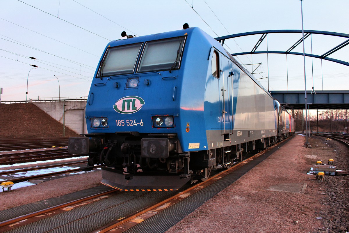 ITL 185 524-6 steht am Frühen Morgen kurz nach 06:00 Uhr am 24.03.2013 in Hamburg Waltershof abgstellt.