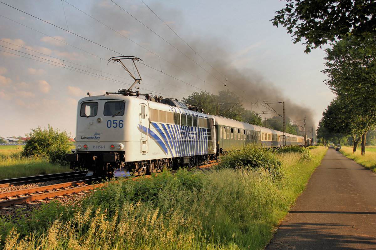 Lokomotion 151 056-9 Schiebt den SDZ von Nienburg(Weser) nach Norddeich Mohle am 04.06.2016 durch Drverden.