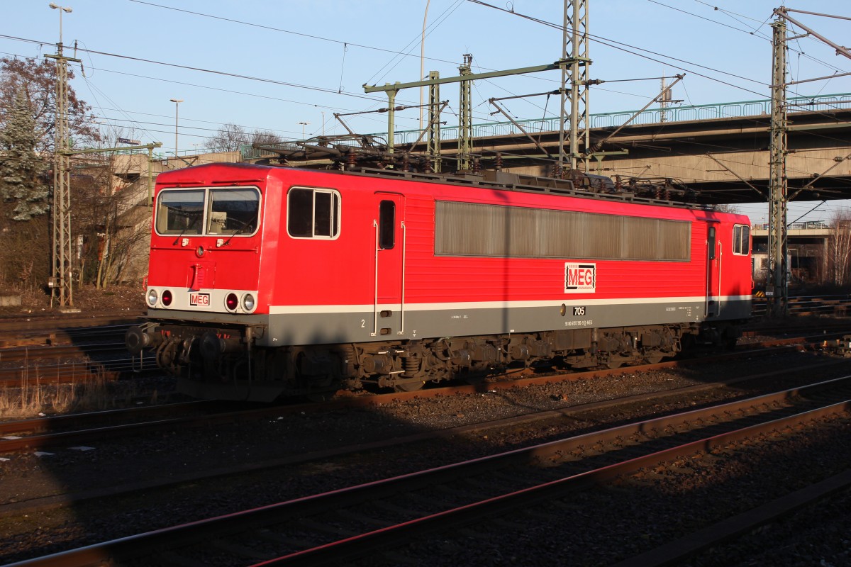 MEG 705 ( 155 196-9 ) ist am 23.02.2014 bei Schönsten Wetter in Hamburg Harburg abgestellt.