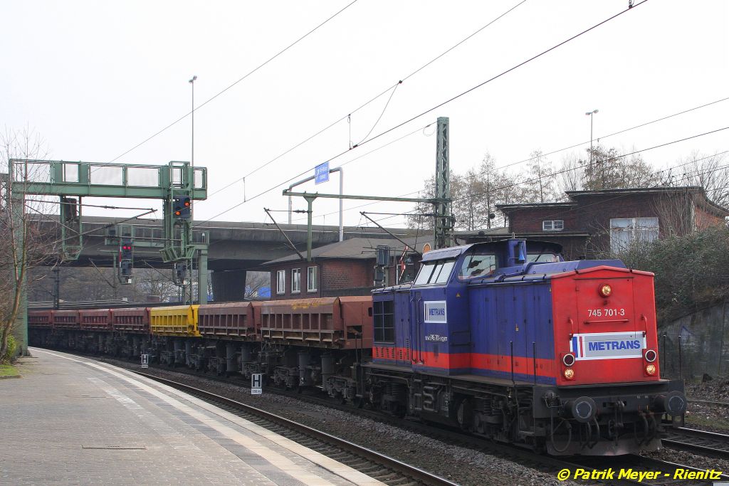 Metrans 745 701 mit Schotterwagen am 03.03.2014 in Hamburg-Harburg