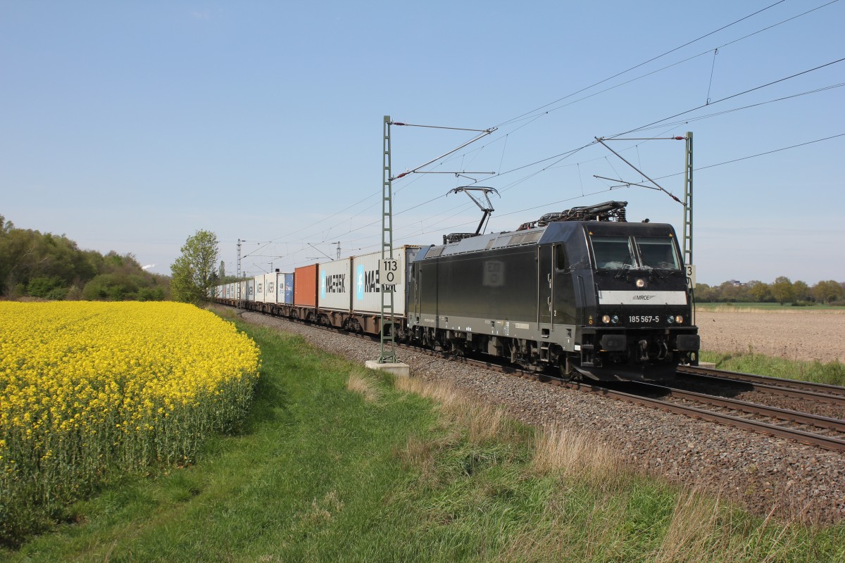 MRCE 185 567-5 ist mit ihrem Containerzug am 17.04.2014 bei der Durchfahrt in Bremen Mahndorf.