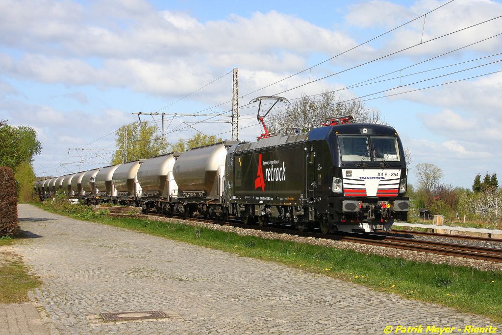 MRCE/Retrack X4E-854 mit Staubgutwagen in Neukloster (Kreis Stade) auf dem Weg Richtung Hamburg am 15.04.2014, 11:58 Uhr