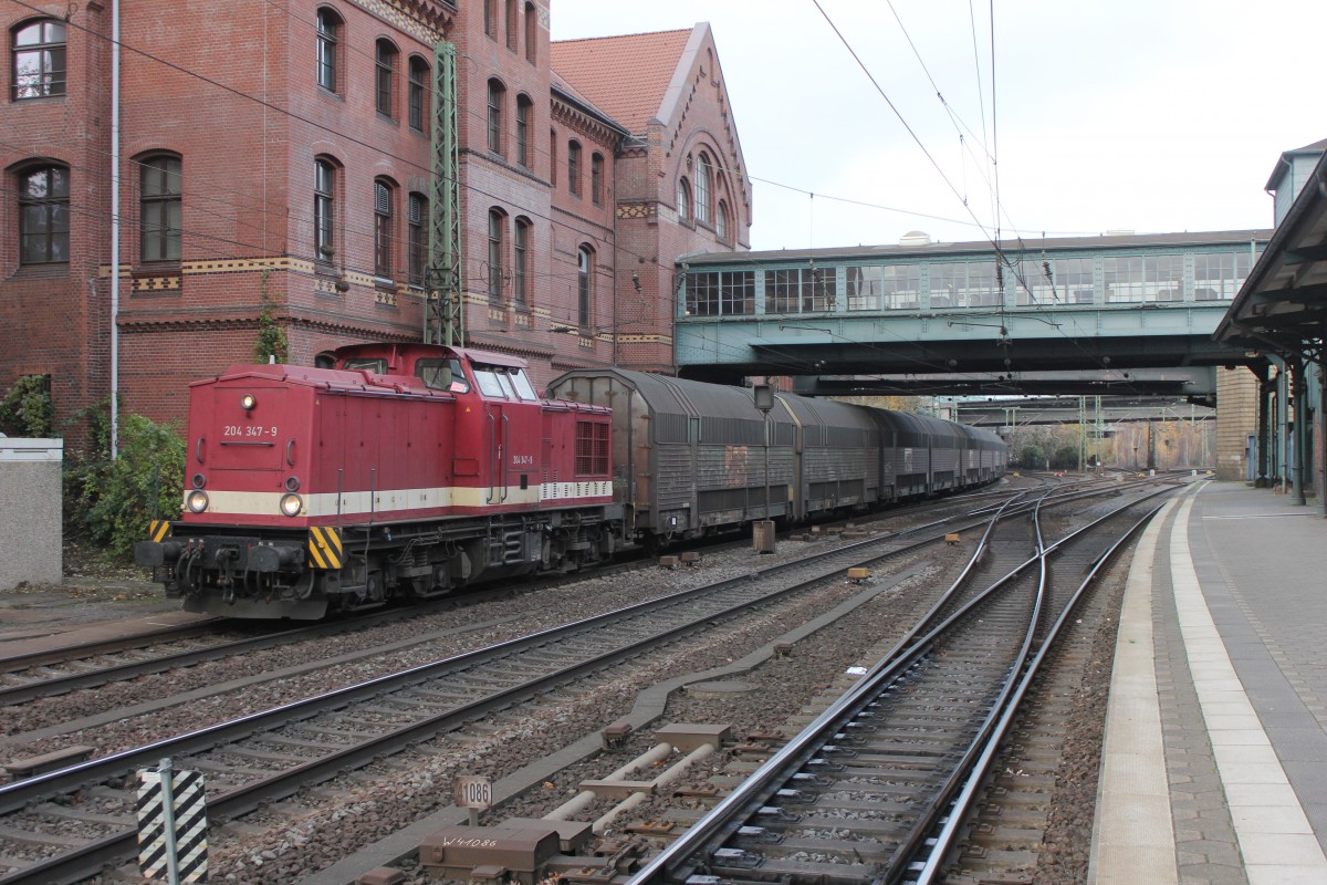 MTEG 204 347-9 ist am 28.11.2013 in Hamburg Harburg mit eine Leeren Autozug aus Cuxhaven.