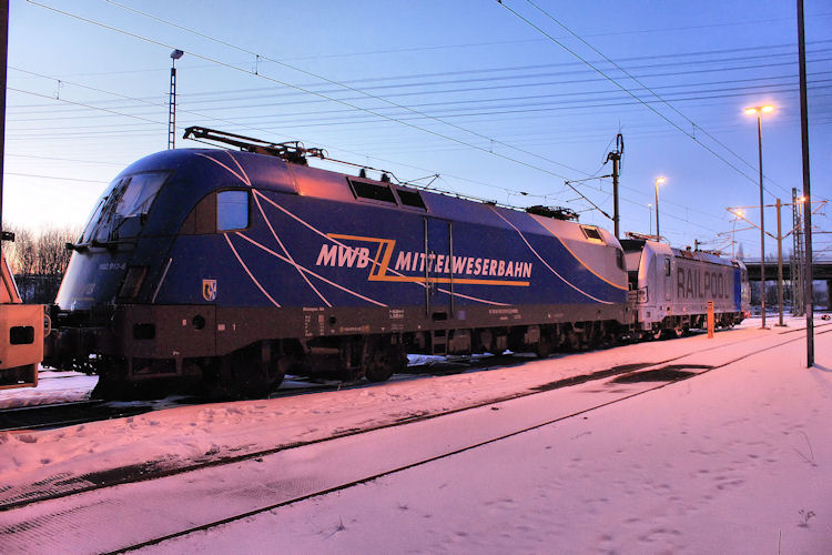 MWB 182 912 ist am Abend des 12.03.2013 in Hamburg Waltershof im Rbf Alte Sderelbe abgestellt.
