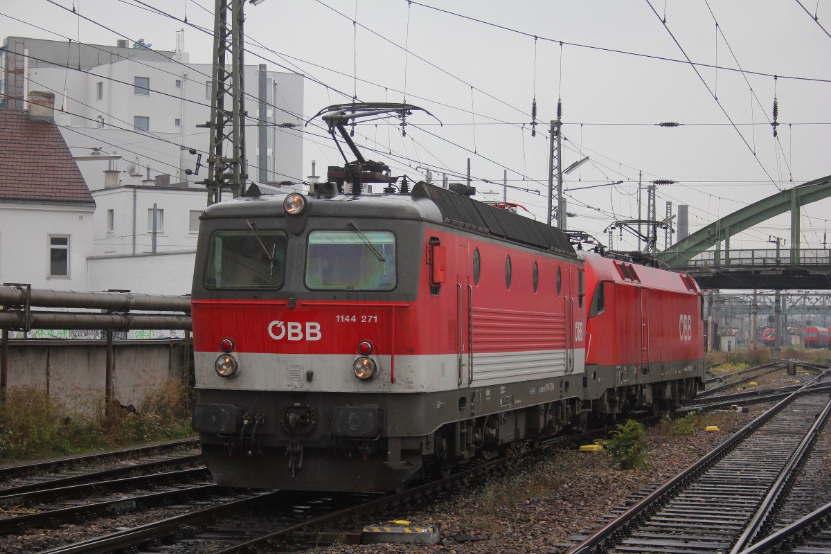 BB 1144 271 kommt mit 1116 018 im Schlepp in den Bahnhof Wien West gefahren am 24.08.2013