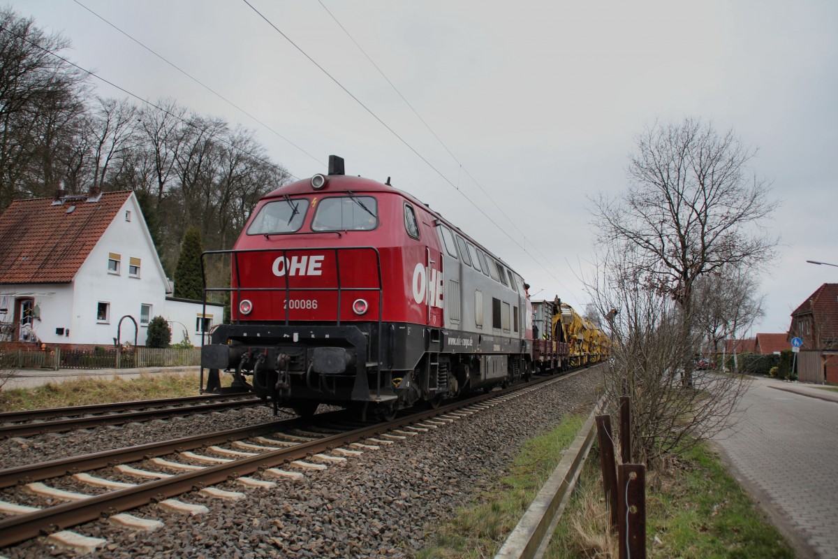OHE 216 158-6 schiebt den Bauzug in den Bahnhof Horneburg am 19.03.2016 von Buxtehude aus.