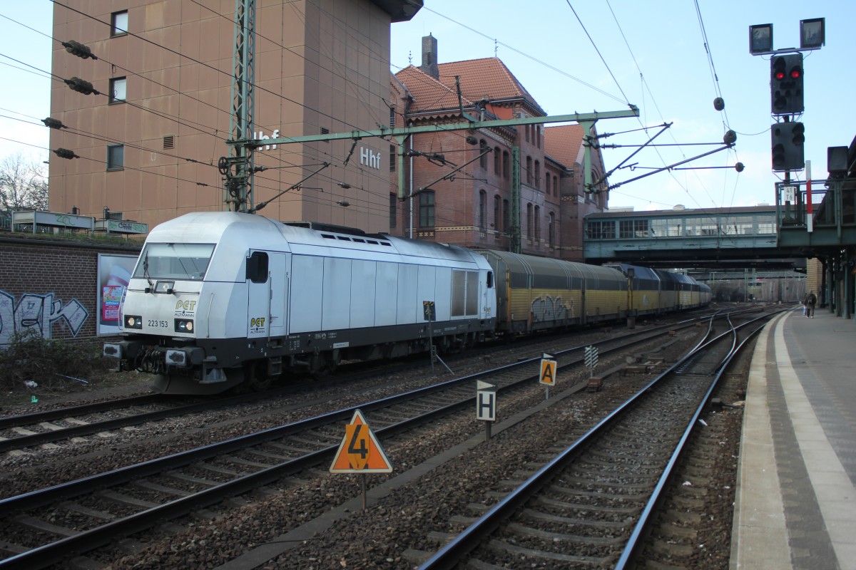 PCT Altmann 223 153 kommt mit dem Leeren Autotransportzug aus Cuxhaven bei der Durchfahrt in Hamburg Harburg am 27.03.2014.