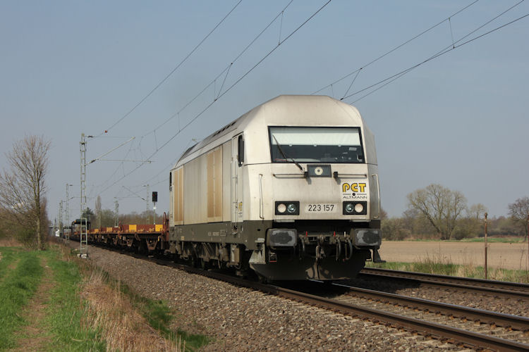 PCT Altmann 223 157 kommt mit leeren Autotransportwagen durch Bremen Mahndorf am 23.04.2013