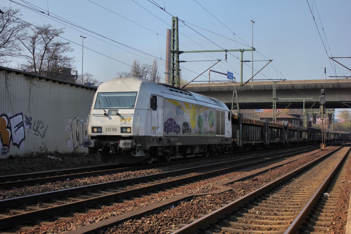 PCT Altmann 223 158 bei der Durchfahrt in Hamburg Harburg am 29.03.2014 mit einen Leeren Autotransportwagenzug nach Bremen Walle.