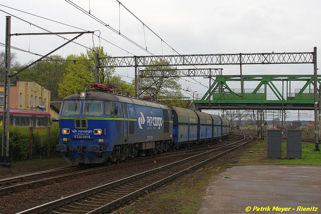 PKP ET22 - 2010 mit Güterzug am 08.04.2014 in Krzyz (Polska)
