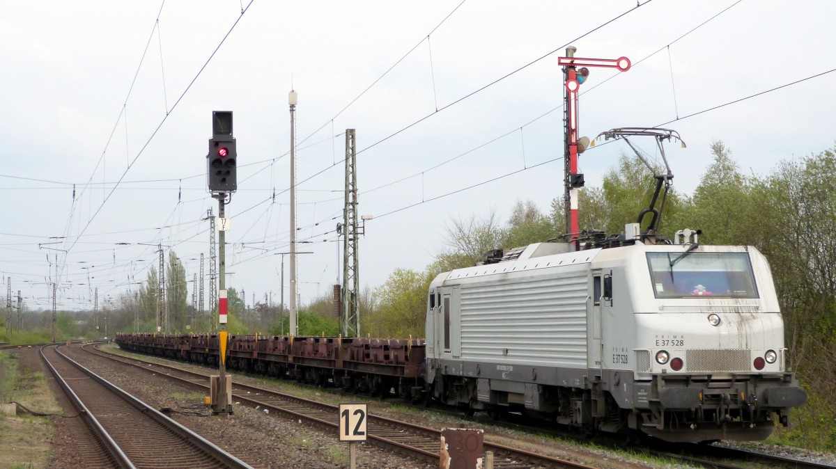 Prima E37 528 CB Rail mit Leeren Coilzug Richtung Stahlwerk Bremen

12 April 2014 - Bremen Oslebshausen Bahnhof