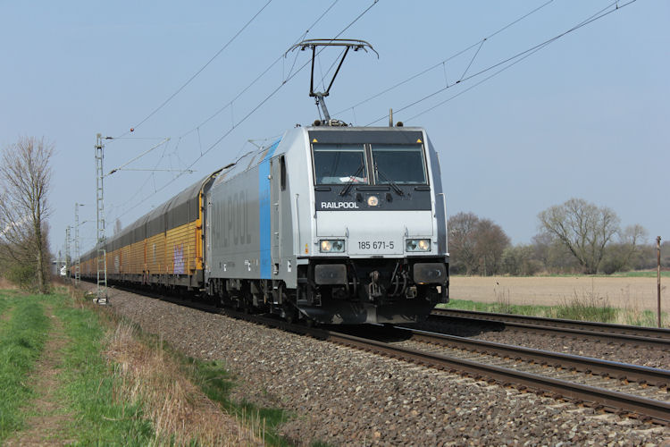 Railpool 185 671-5 mit Geschlossenen Autotransportwagen von ARS Altmann am 23.04.2013 bei der Durchfahrt in Bremen Mahdorf.