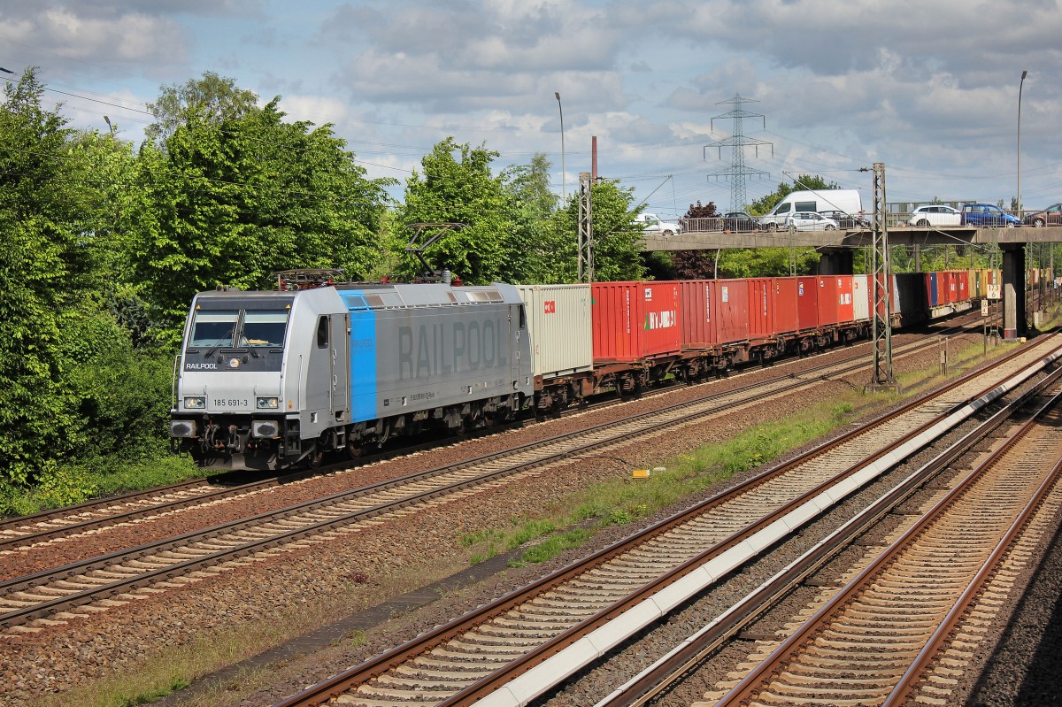 Railpool 185 691-3 macht sich mit Ihrem Containerzug auf dem Weg zum Hamburger Hafen und durchfährt gerade Hamburg Hausbruch am 13.05.2014.