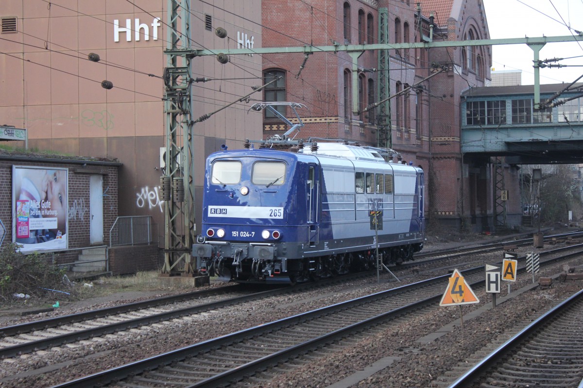 RBH 151 024-7 ( RBH 265 ) komm LZ durch Hamburg Harburg gefahren am 27.03.2014.