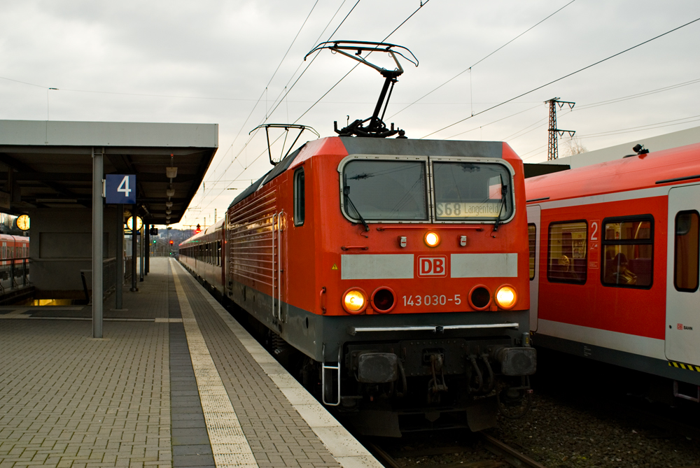 Richtungswechsel für 143 030-5 mit S68 in Wuppertal-Vohwinkel, bevor es zurück nach Langenfeld (Rheinland) geht. 25.02.2014