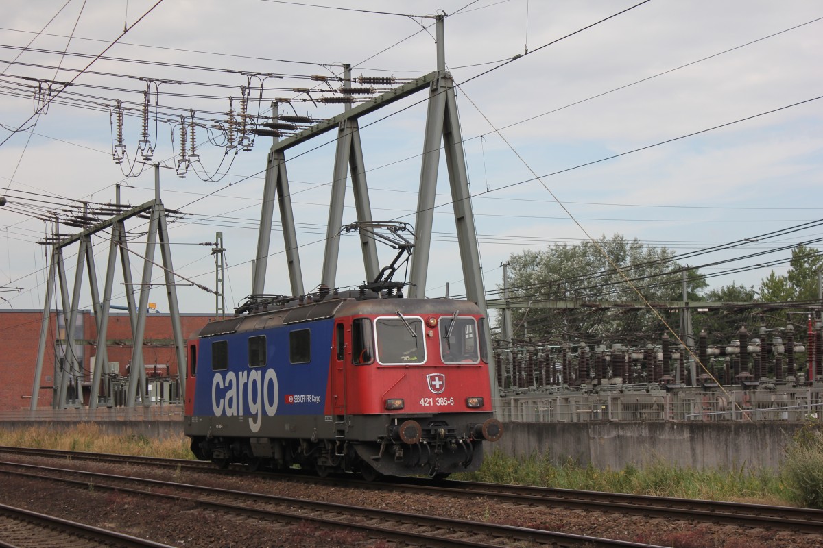 SBB Cargo 421 385-6 kommt aus der Abstellung und Fhrt beim Umspannwerk Dradeau vorbei um in die Zugabstellung zu fahren um ihren Wagenpark zu Holen am 24.07.2014