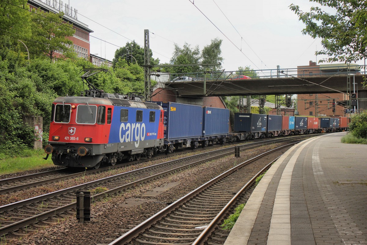 SBB Cargo 421 385-6 macht sich mit Ihrem Containerzug auf dem Weg zum Hamburger Hafen und durchfährt gerade Hamburg Harburg am 13.05.2014.