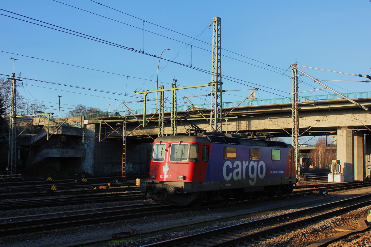 SBB Cargo 421 396 steht am 17.01.2015 in Hamburg Harburg. 