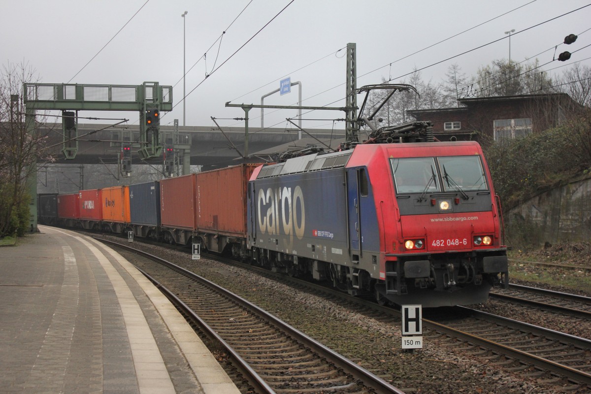 SBB Cargo 482 048-6 ist auf dem Weg zum Hamburger Hafen durchfhrt den Bahnhof Hamburg Harburg am 29.03.2014