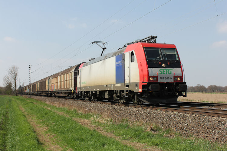 SETG 482 042-9 ist bei der Durchfahrt in Bremen Mahndorf am 23.04.2013