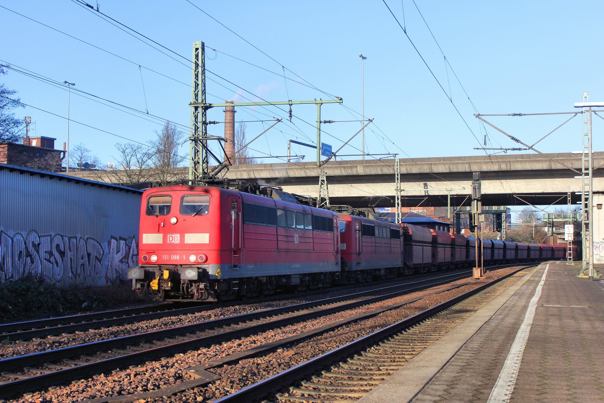 Vom Hansa Port Hamburg kommen die Geschwister BR 151 098-1 und ??-? und Verlassen den Bahnhof Hamburg Harburg nach Salzgitter ins Kohlekraftwerk am 17.01.2015.