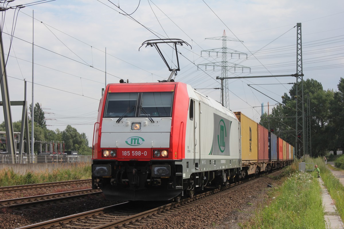 Vom HHLA Container Terminal Burchardkai in Hamburg Waltershof kommt die ITL 185 598-0 zurck mit einem Containerzug am 24.07.2014