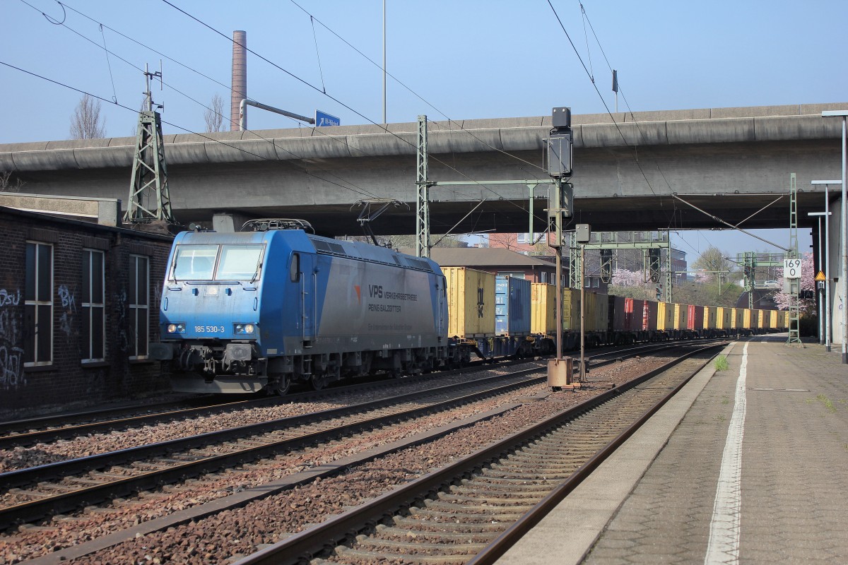 VPS 185 530-3 kommt am 29.03.2014 aus dem Hamburger Hafen und ist bei der Durchfahrt in Hamburg Harburg.