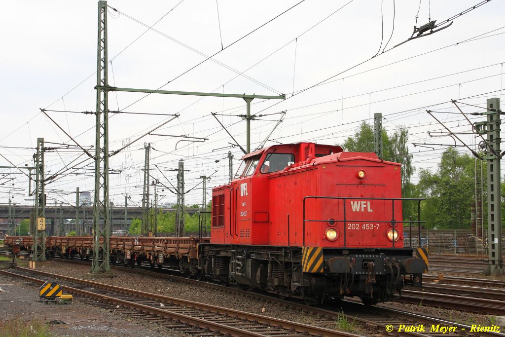 WFL Lok 16 ( 92 80 1203 217-5 D-WFL ) mit Flachwagen 
einfahrend in den Bbf. Hamburg-Harburg am 05.05.2014