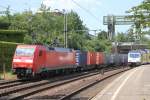 BR 152/355295/db-schenker-rail-152-061-8-mit DB Schenker Rail 152 061-8 mit Containerzug bei der Durchfahrt in Hamburg Harburg am 23.07.2014