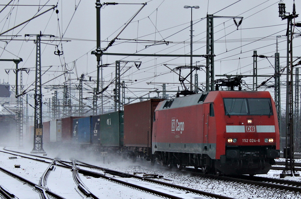 152 024 mit Containerzug am 13.02.12 in Fulda 
