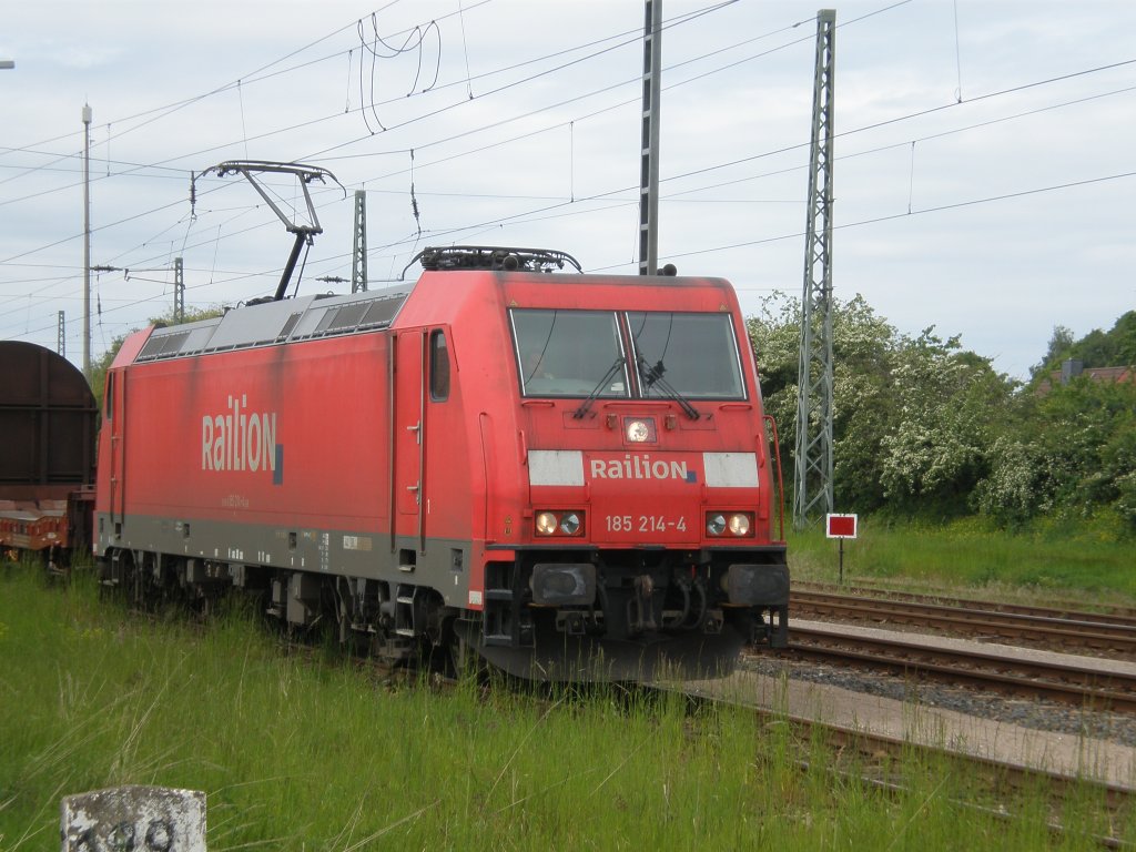 185 214 wurde in Grimmen auf die Seite genommen um den Nahverkehr vorzulassen.