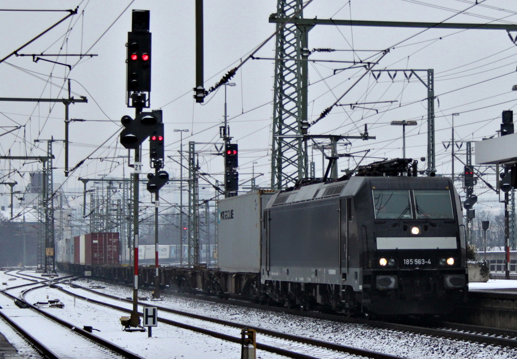 185 563 mit Containerzug am 13.02.12 in Fulda 

