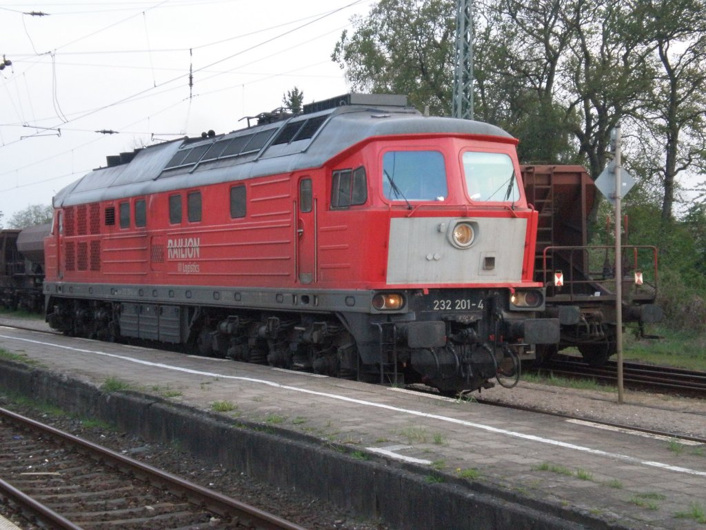 232 201 (noch mit Spuren aus ihrer Holland-Zeit) im Sommer 2011 beim Rangieren in Grimmen.