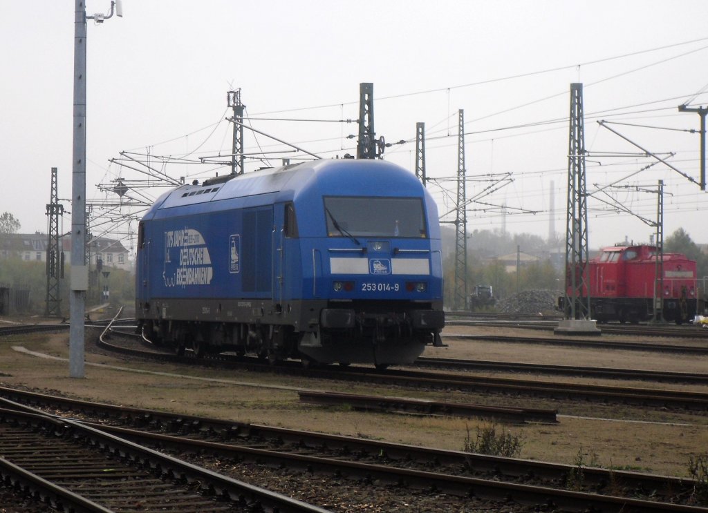 253 014 noch mit alter Werbung am Wismar am 25.10.2009