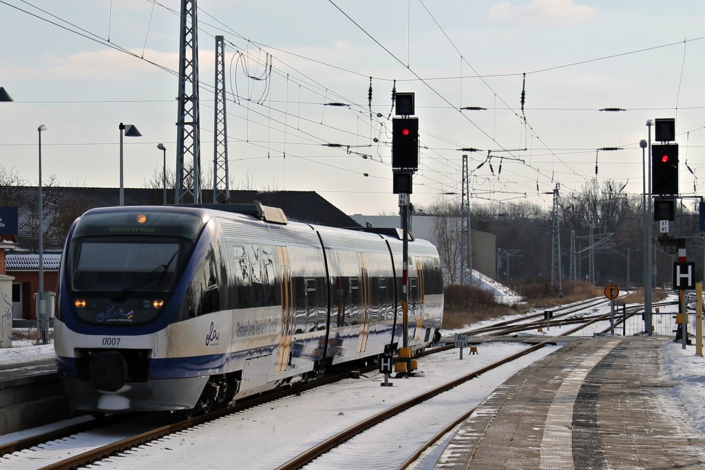 Der OLA VT 0007 bei der Einfahrt in G�strow am 11.2.2012