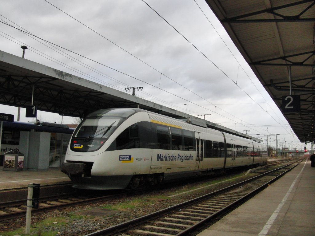 Der VT 643.21 der OLA/MR in Neubradenburg auf dem Weg nach Neustrlitz am 9.12.2011
