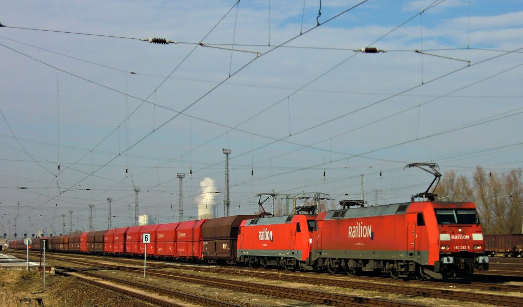 Die 152 053 an der Front und die 152 081 als Extra Schublok in Rostock Seehafen am 26.2.2011