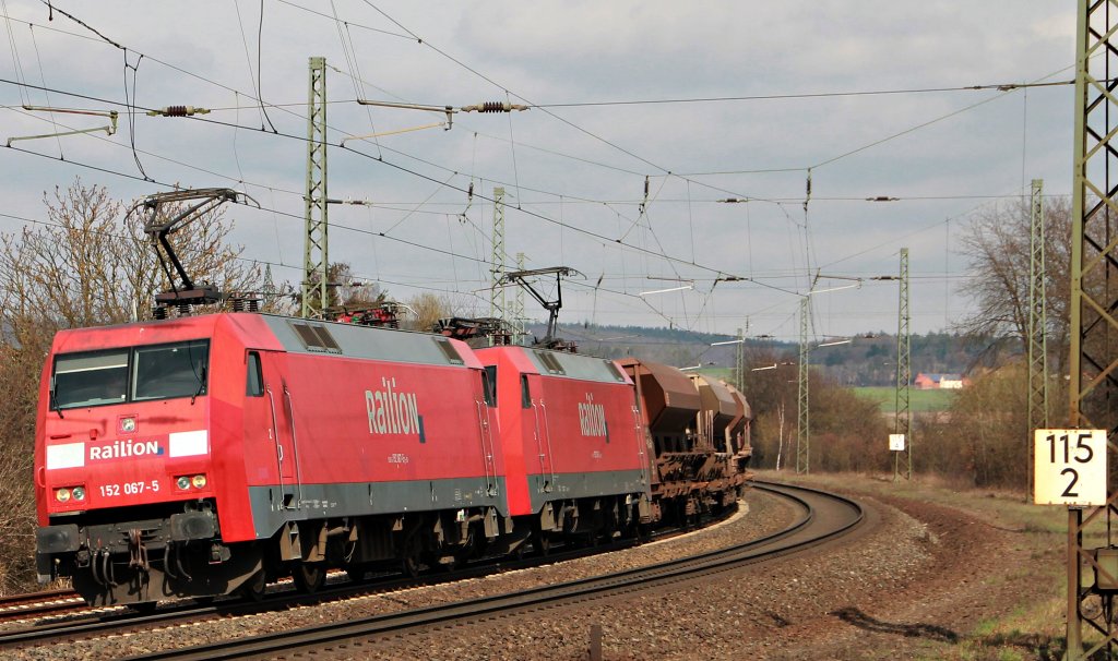 Die 152 067 mit der 152 059 bei Fulda am 2.4.2012!