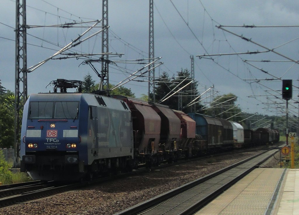 Die TFG 152 137 bei der Durchfahrt im Bahnhof Trebbin am 10.8.2011
