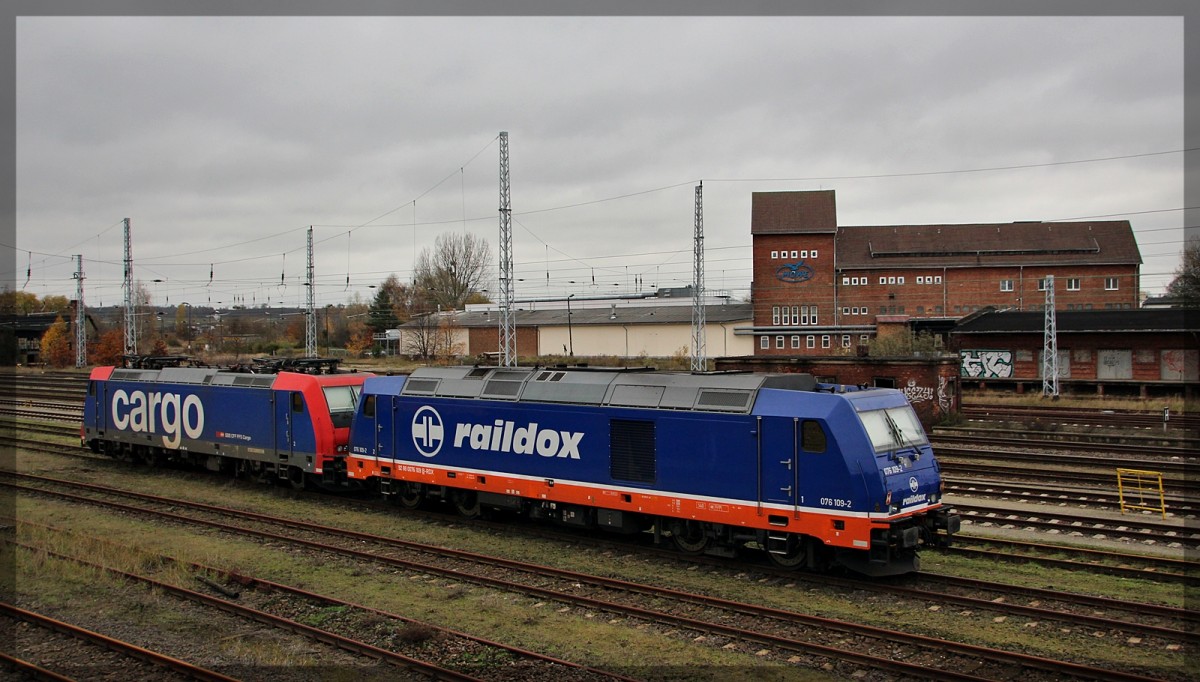 076 109 von Raildox abgestellt mit 482 036 in Waren an der Müritz am 11.11.2015