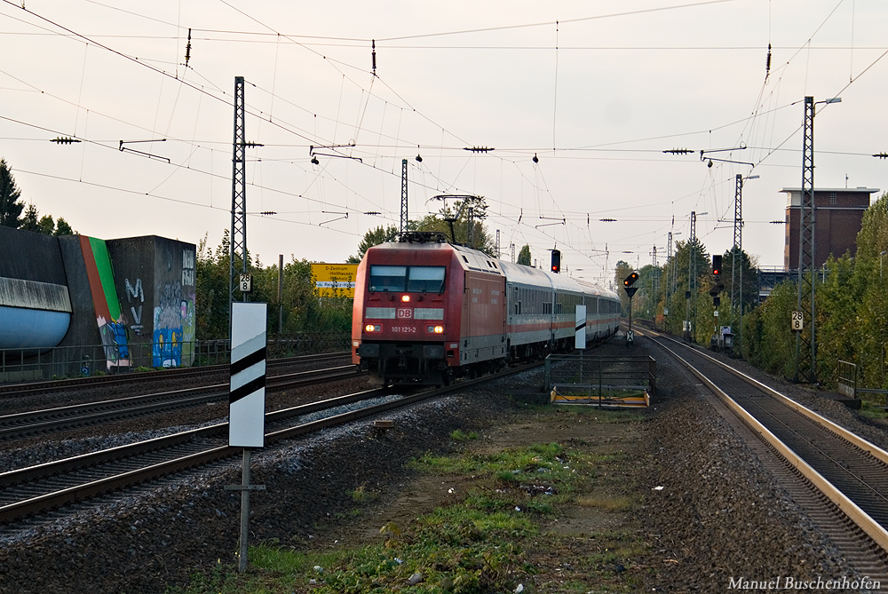 101 121-2 mit einem IC bei der Durchfahrt in Düsseldorf-Benrath. 04.10.2014