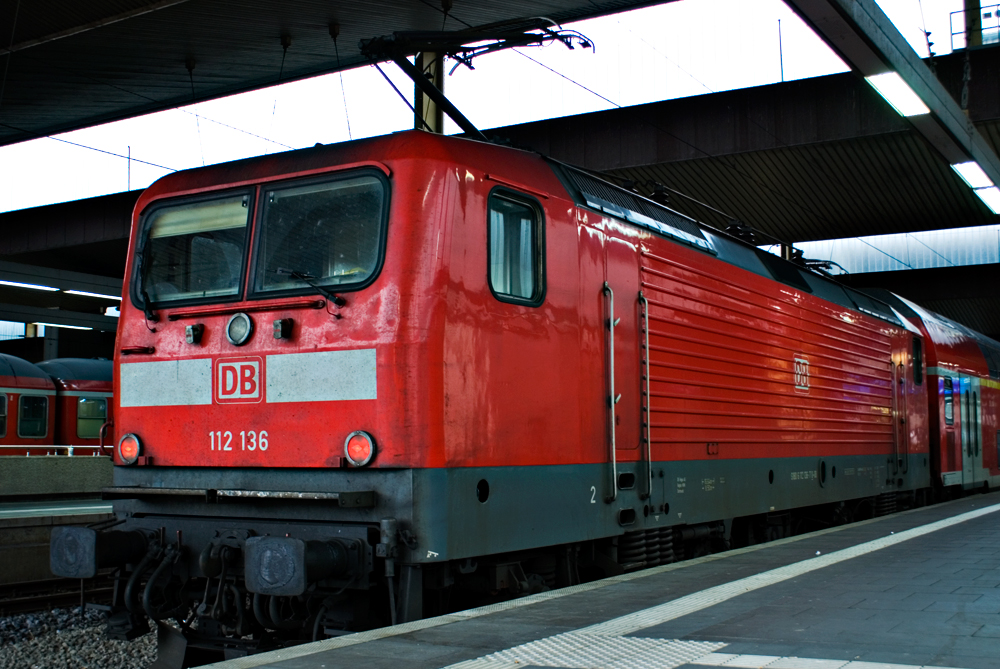 112 136 im Hauptbahnhof Düsseldorf als RE6 von Minden kommend. 25.02.2014