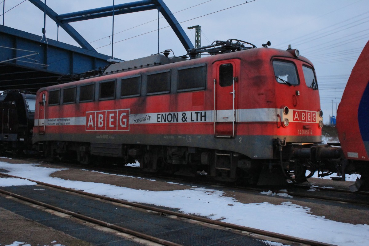 140 857-4 steht in Hamburg Waltershof am 20.03.2013 abgestellt.