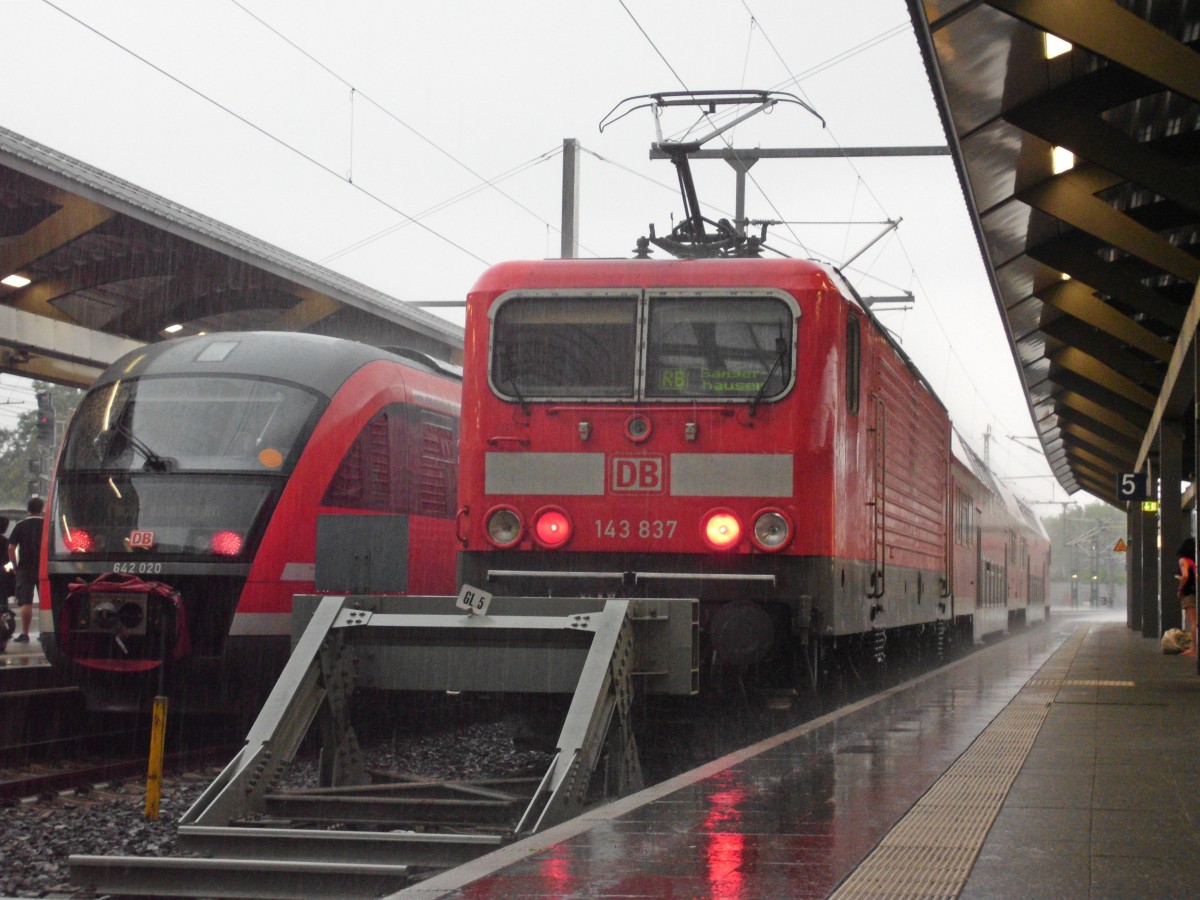143 837-3 mit RB nach Sangerhausen wartet in Erfurt Hbf auf Abfahrt. daneben steht 642 020 als RE nach Kassel Wilhelmshöhe