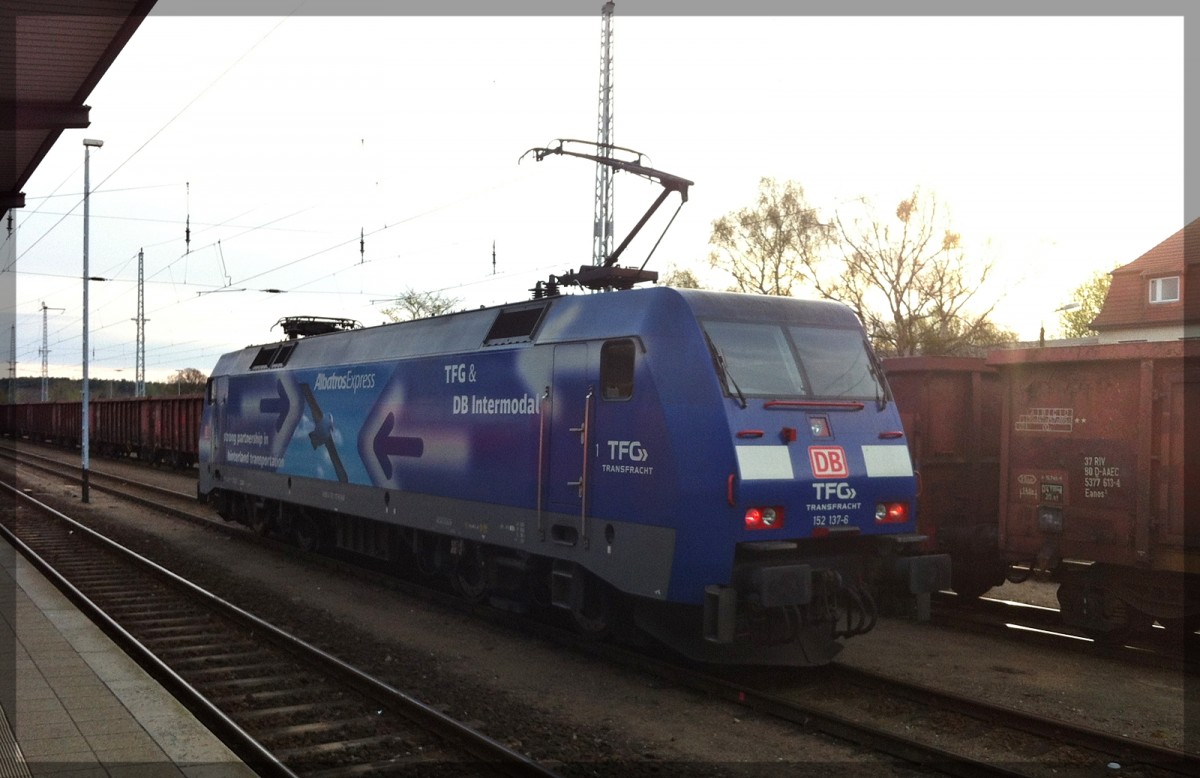 152 137 wartet in Neustrelitz Hbf auf ihre Weiterfahrt in Richtung Rostock am 24.04.2012