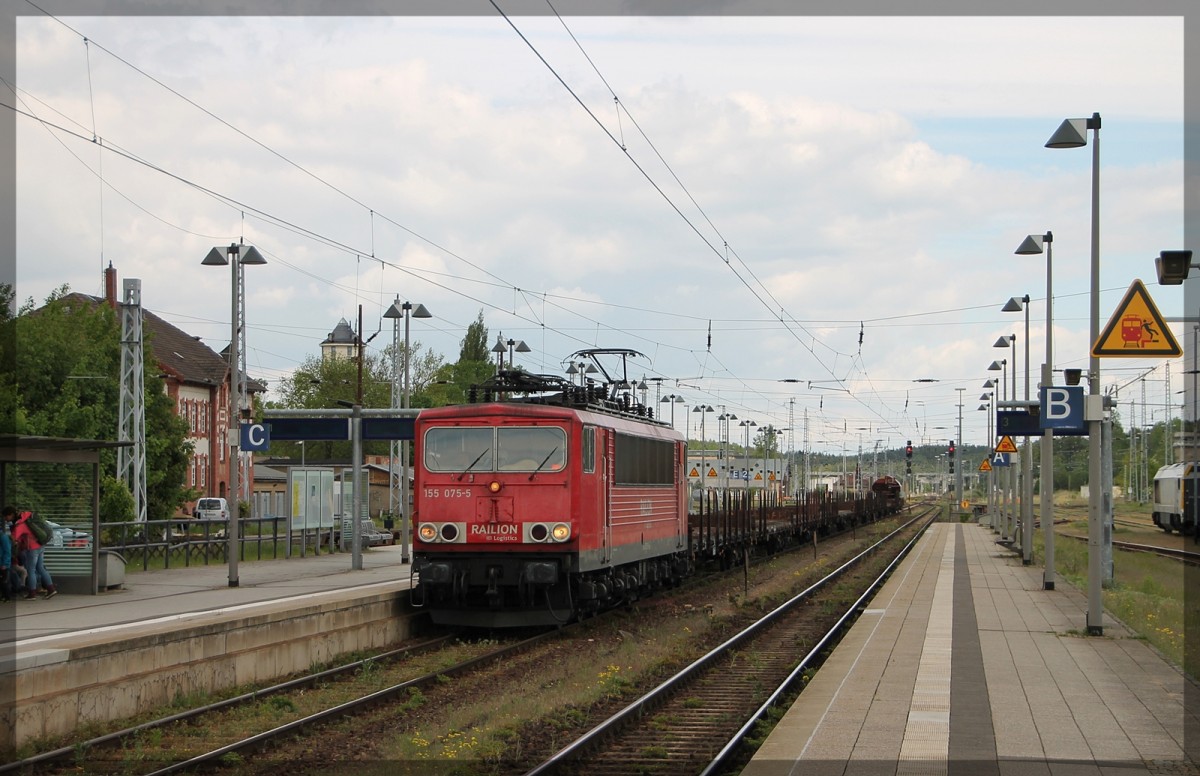 155 075 bei der Durchfahrt des Bahnhofs Neustrelitz in Richtung Berlin am 13.05.2015.