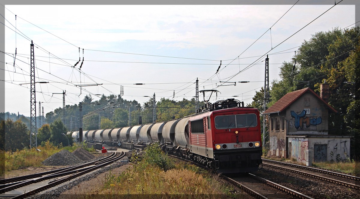 155 184  MEG 703  mit ihrem Zementzug nach Rostock am 04.10.2015 in Neustrelitz Hbf