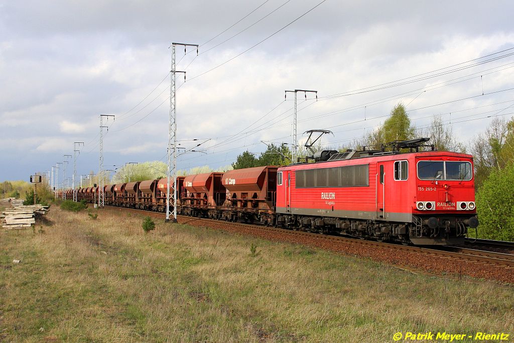 155 265 mit Getreidewagenzug in Berlin-Wuhlheide auf dem Weg nach Westen am 09.04.2014