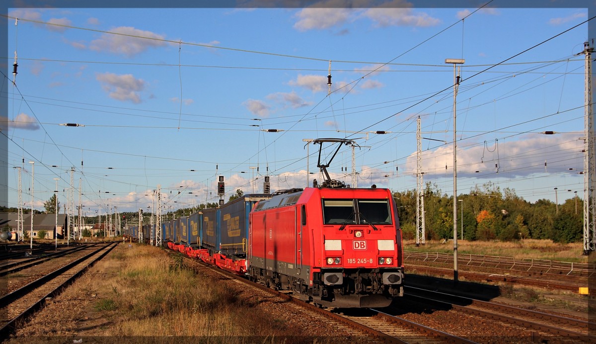 185 245 mit ihrem Zug in Richtung Berlin in Neustrelitz Hbf am 27.09.2015