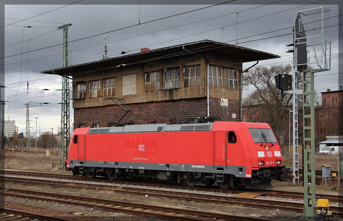185 257 wartet in Angermünde auf Ausfahrt in Richtung Berlin am 22.03.2016